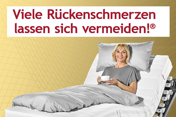 Eine Frau liegt auf einer Matratze im Bett. Text: Viele Rückenschmerzen lassen sich vermeiden.